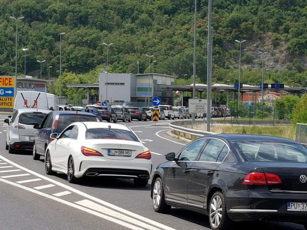 Vo viacer&yacute;ch oblastiach krajiny navy&scaron;e plat&iacute; najvy&scaron;&scaron;&iacute;, červen&yacute; stupeň varovania pred hor&uacute;čavami. FOTO: REUTERS