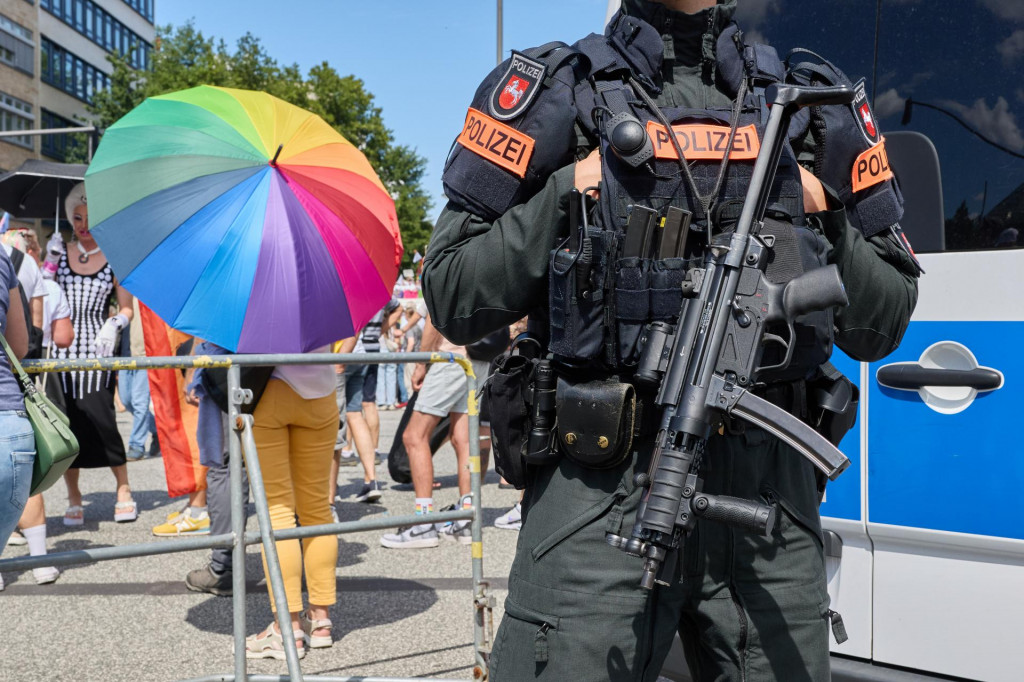 Policajt hliadkuje počas pochodu Pride v Hamburgu 1. augusta 2026. FOTO: TASR/AP