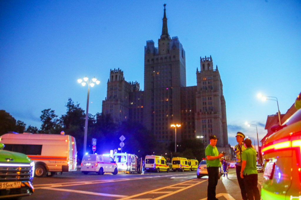Sanitky a policajn&eacute; aut&aacute; s&uacute; neďaleko miesta v&yacute;buchu v re&scaron;taur&aacute;cii v Moskve 1. augusta 2026. FOTO: TASR/AP