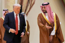 Americk&yacute; prezident Donald Trump a saudskoarabsk&yacute; korunn&yacute; princ Muhammad bin Salm&aacute;n počas spoločn&eacute;ho stretnutia v Rij&aacute;de. FOTO: TASR/AP