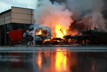Pr&iacute;slu&scaron;n&iacute;ci z&aacute;chrann&yacute;ch zložiek zasahuj&uacute; počas požiaru v triediacom centre po&scaron;ty po &uacute;toku ruskej arm&aacute;dy na ukrajinsk&eacute; mesto Z&aacute;porožie. FOTO: TASR/AP
