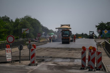 Pokladanie novej vrstvy asfaltu počas rekon&scaron;trukčn&yacute;ch pr&aacute;c na moste medzi Malackami a Pernekom ponad diaľnicu D2. FOTO: TASR/Jaroslav Nov&aacute;k