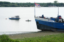 Muž vesluje popri vyschnutom brehu Dunaja po dlhom obdob&iacute; sucha v Belehrade. FOTO: TASR/AP