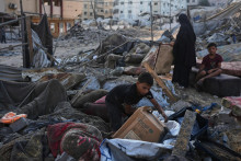 Palest&iacute;nčania zachraňuj&uacute; svoje osobn&eacute; veci z trosiek budovy a stanov, ktor&eacute; boli zničen&eacute; pri izraelskom leteckom &uacute;toku v meste Gaza. FOTO: TASR/AP