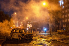 Zhoren&eacute; auto po ruskom raketovom &uacute;toku na ukrajinsk&eacute; mesto Kyjev. FOTO: TASR/AP