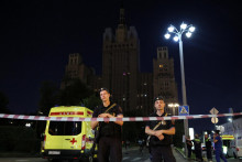 Policajti str&aacute;žia miesto v&yacute;buchu v re&scaron;taur&aacute;cii v centre Moskvy v Rusku. FOTO: Reuters