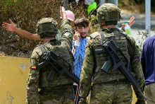 &Scaron;panielski vojaci id&uacute; smerom k migrantom v Ceute v &Scaron;panielsku. FOTO: Reuters