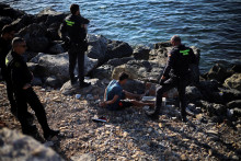 Pr&iacute;slu&scaron;n&iacute;ci &scaron;panielskej Civilnej gardy zadržiavaj&uacute; migranta uprostred hromadn&eacute;ho prechodu migrantov pe&scaron;o a po mori z Maroka na &scaron;panielske &uacute;zemie v Ceute v &Scaron;panielsku. FOTO: Reuters