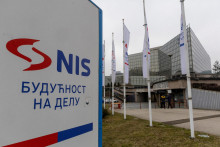 N&aacute;pis NIS pred budovou &uacute;stredia srbskej ropnej spoločnosti NIS v Belehrade v Srbsku. FOTO: Reuters