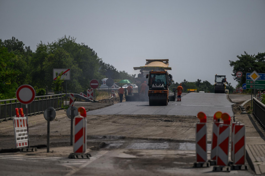 Pokladanie novej vrstvy asfaltu počas rekon&scaron;trukčn&yacute;ch pr&aacute;c na moste medzi Malackami a Pernekom ponad diaľnicu D2. FOTO: TASR/Jaroslav Nov&aacute;k