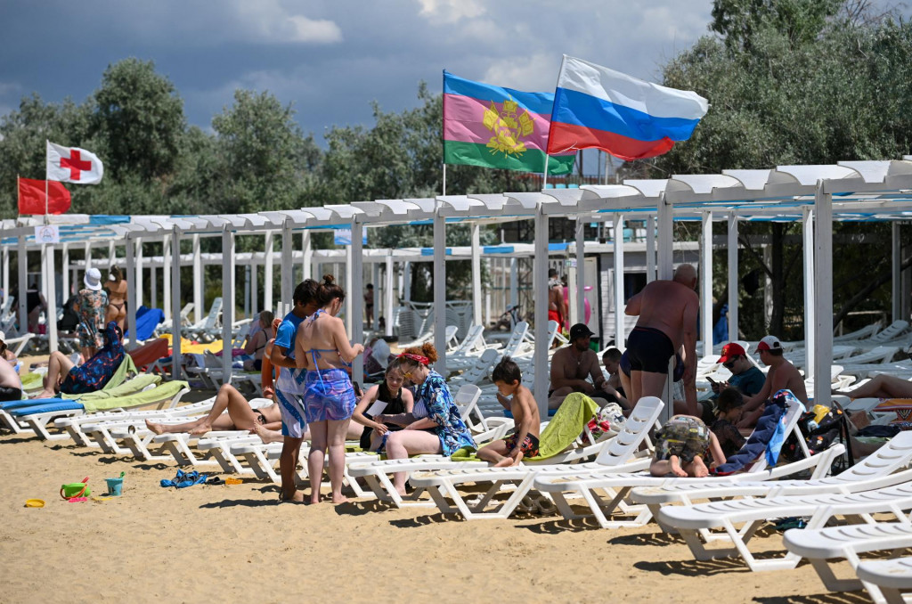 Ľudia relaxuj&uacute; na pl&aacute;ži počas pr&aacute;zdnin v čiernomorskom letovisku Anapa v Rusku. FOTO: Reuters