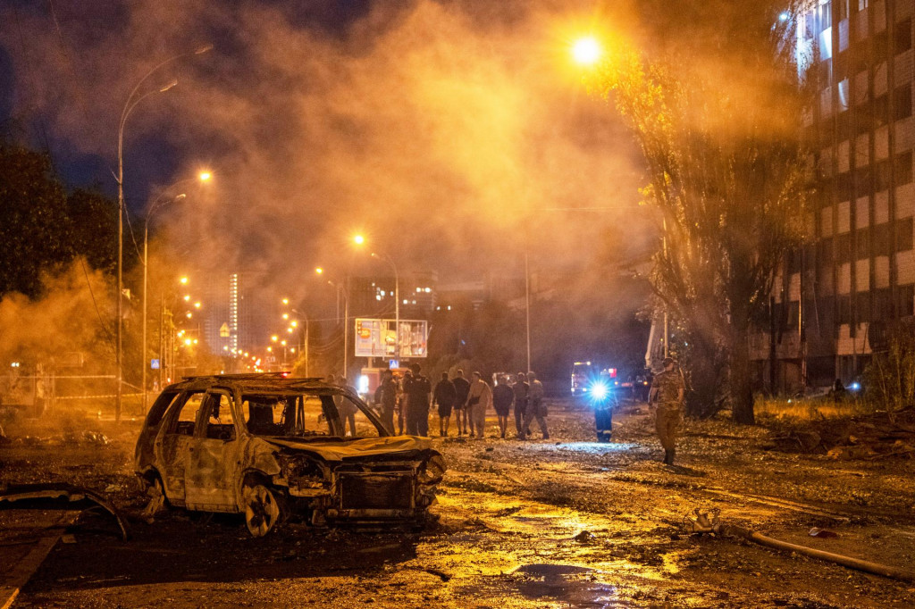 Zhoren&eacute; auto po ruskom raketovom &uacute;toku na ukrajinsk&eacute; mesto Kyjev. FOTO: TASR/AP