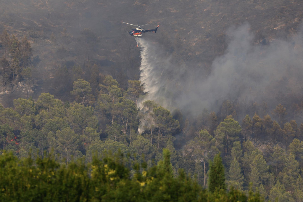 Požiar v departmente Var vo Franc&uacute;zsku. FOTO: Reuters