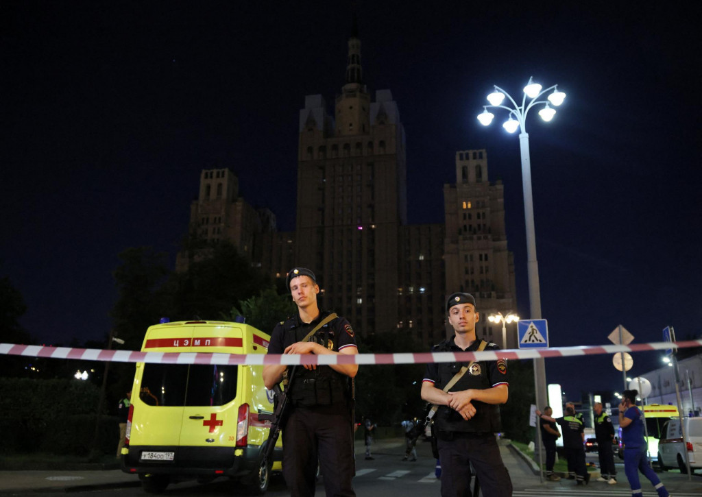 Policajti str&aacute;žia miesto v&yacute;buchu v re&scaron;taur&aacute;cii v centre Moskvy v Rusku. FOTO: Reuters