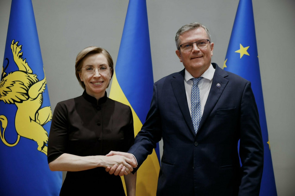 N&aacute;mestn&iacute;k poľsk&eacute;ho ministra zahraničn&yacute;ch vec&iacute; Marcin Bosacki a z&aacute;stupkyňa &scaron;&eacute;fa kancel&aacute;rie ukrajinsk&eacute;ho prezidenta Iryna Vere&scaron;čukov&aacute;. FOTO: X/PolandMFA