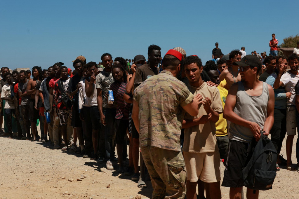 Migranti, ktor&iacute; pre&scaron;li do Ceuty z Maroka. FOTO: Reuters