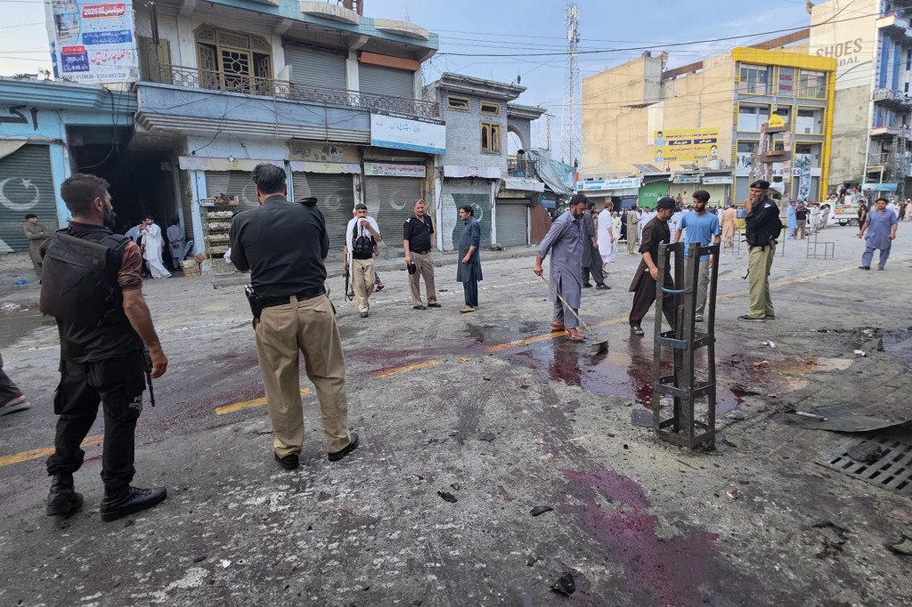 Policajti vy&scaron;etruj&uacute; miesto po samovraždenom bombovom &uacute;toku v meste Kabal, v okrese Sv&aacute;t ležiacom na severe Pakistanu. FOTO: TASR/AP