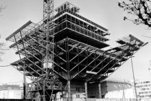 Takto sa stavala budova obr&aacute;tenej pyram&iacute;dy na M&yacute;tnej v Bratislave. FOTO: Stvr.sk