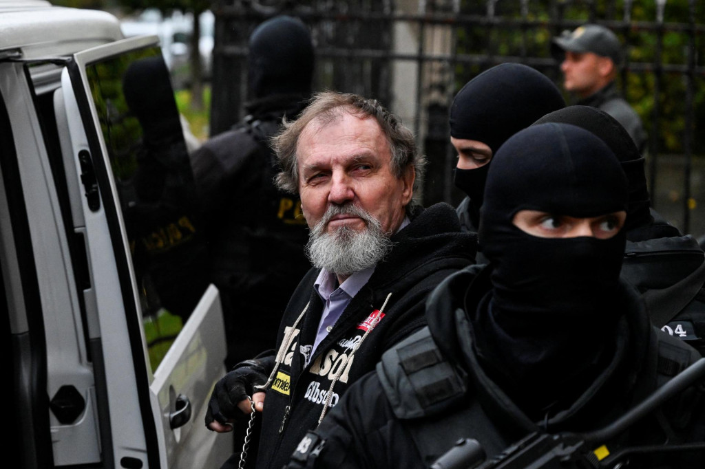 Juraja Cintulu odv&aacute;žaj&uacute; zo s&uacute;du. FOTO: REUTERS/Radovan Stoklasa