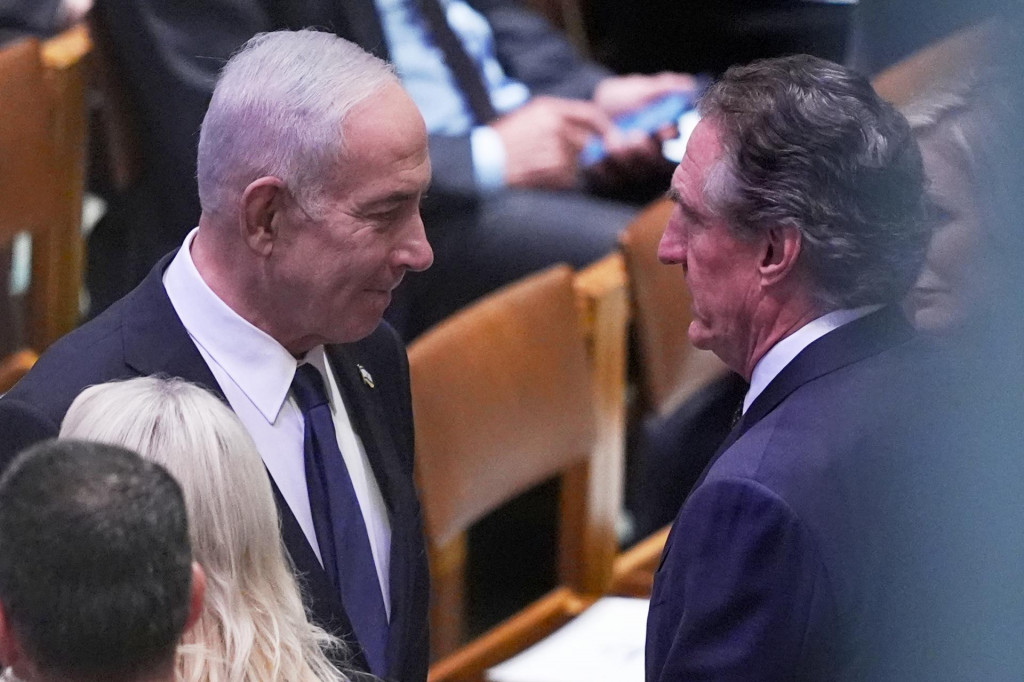 Izraelsk&yacute; premi&eacute;r Benjamin Netanjahu (vľavo) a americk&yacute; minister vn&uacute;tra Doug Burgum. FOTO TASR/AP