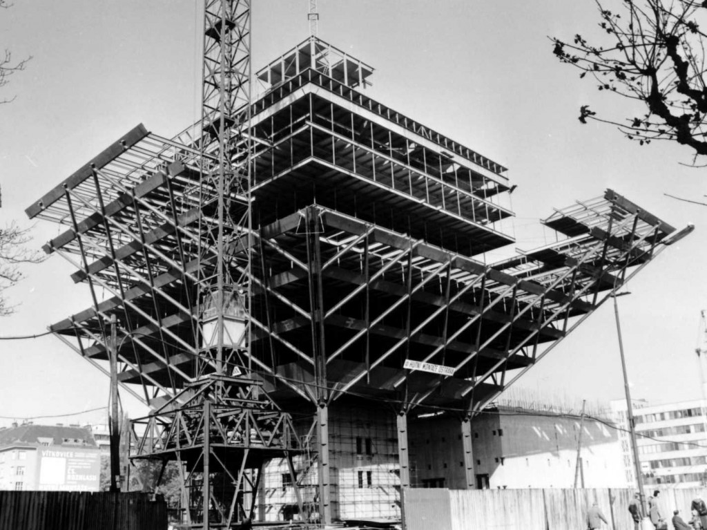 Takto sa stavala budova obr&aacute;tenej pyram&iacute;dy na M&yacute;tnej v Bratislave. FOTO: Stvr.sk