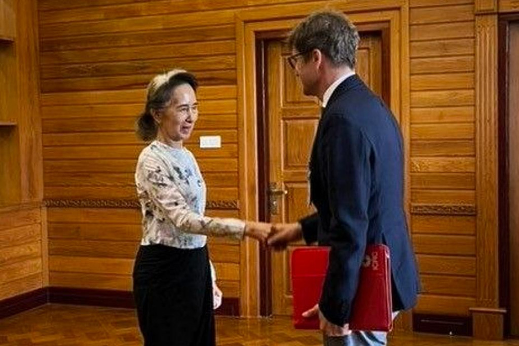 Zosaden&aacute; mjanmarsk&aacute; l&iacute;derka Aun Schan Su Ťij a Arnaud de Baecque, st&aacute;ly predstaviteľ Medzin&aacute;rodn&eacute;ho v&yacute;boru Červen&eacute;ho kr&iacute;ža v Majnmarsku. FOTO: TASR/AP