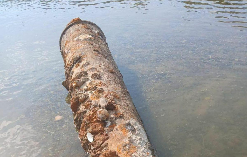 Mun&iacute;cia sa v Dunaji objavila po poklese hladiny. FOTO: Pol&iacute;cia SR