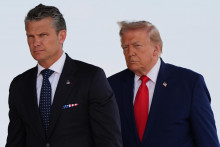 Americk&yacute; minister obrany Pete Hegseth (vpravo) a prezident Donald Trump. FOTO: TASR/AP