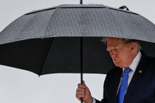 Americk&yacute; prezident Donald Trump dobre vie, že z dol&aacute;ra ako rezervnej meny sa stal n&aacute;stroj moci. FOTO: REUTERS