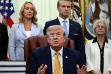 V reakcii na žiadosť o vyjadrenie koment&aacute;r Biely dom zverejnil vyhl&aacute;senie Trumpa, v ktorom tvrd&iacute;, že Spojen&eacute; &scaron;t&aacute;ty maj&uacute; &bdquo;oveľa viac mun&iacute;cie ako ktokoľvek na svete&ldquo; a &bdquo;oveľa viac, ako potrebujeme&ldquo;. FOTO: REUTERS