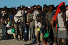 Madrid v s&uacute;vislosti s nečakanou migračnou vlnou, keď z Maroka preniklo do Ceuty najmenej 50-tis&iacute;c ľud&iacute;, obvinil zločineck&eacute; organiz&aacute;cie zo &scaron;&iacute;renia nepravdiv&yacute;ch inform&aacute;cii o s&uacute;dnom verdikte. FOTO: Reuters