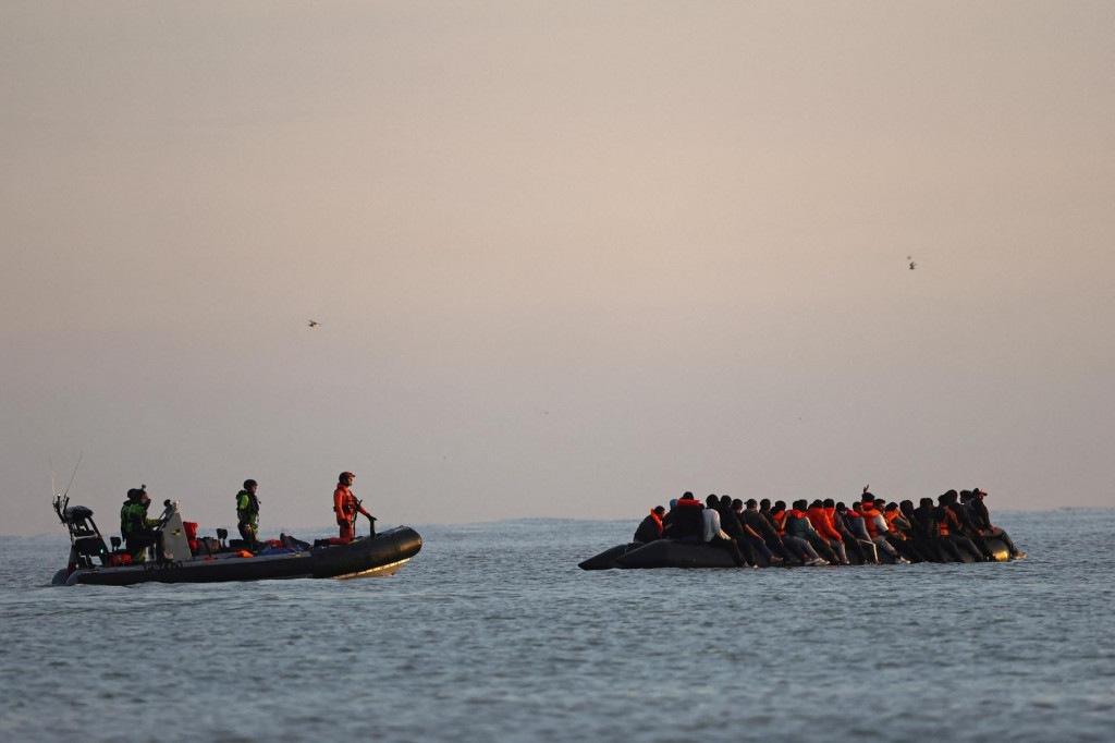 Ilustračn&aacute; fotografia. Franc&uacute;zski žand&aacute;ri na lodi sa bl&iacute;žia ku skupine migrantov na nafukovacom člne. FOTO: Reuters
