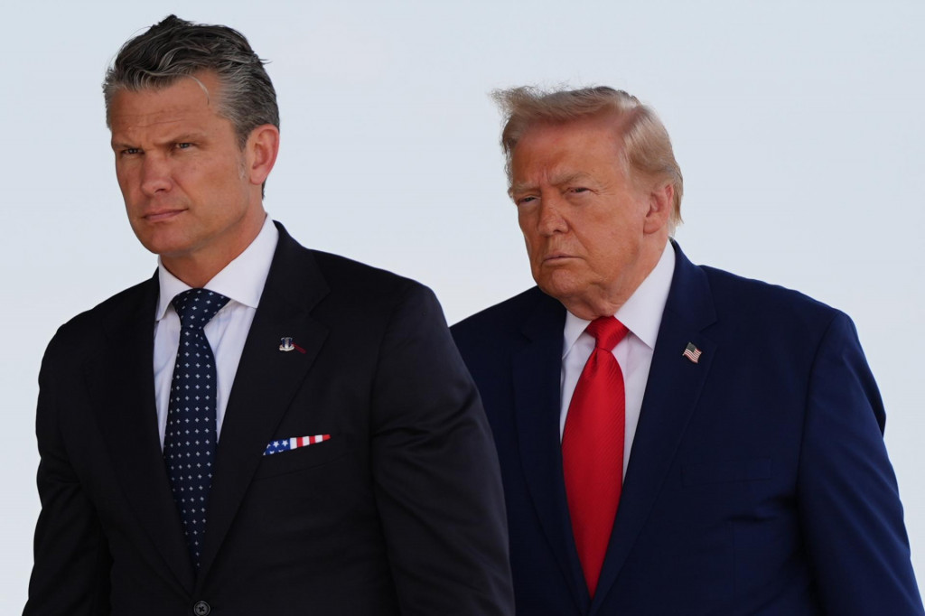 Americk&yacute; minister obrany Pete Hegseth (vpravo) a prezident Donald Trump. FOTO: TASR/AP