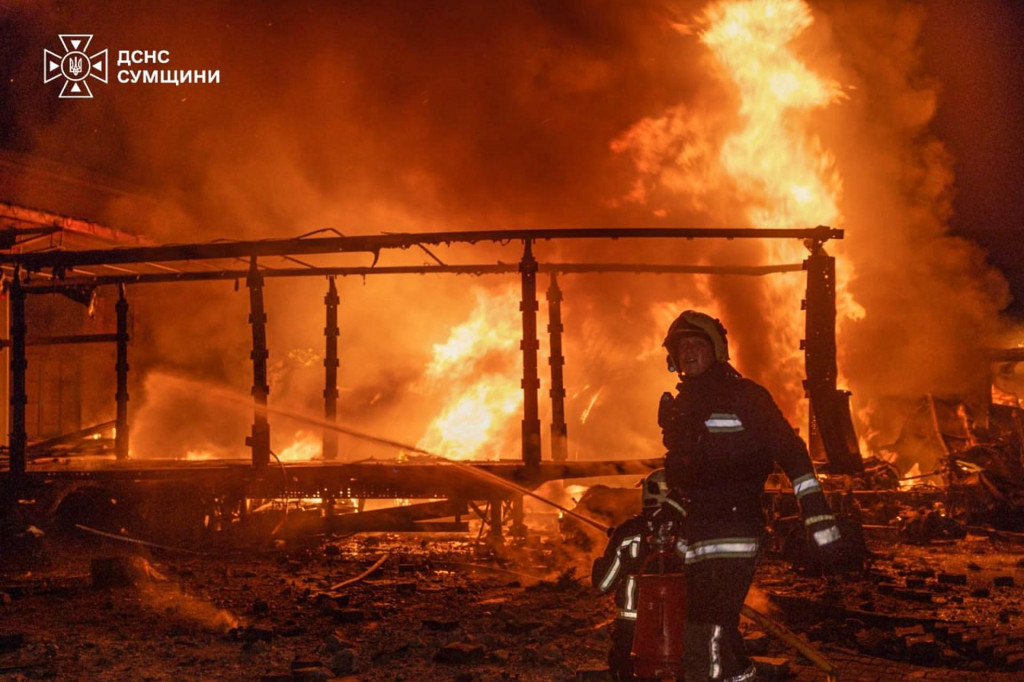 Hasiči zasahuj&uacute; po ruskom leteckom &uacute;toku na mesto Sumy na severe Ukrajiny. FOTO: TASR/AP