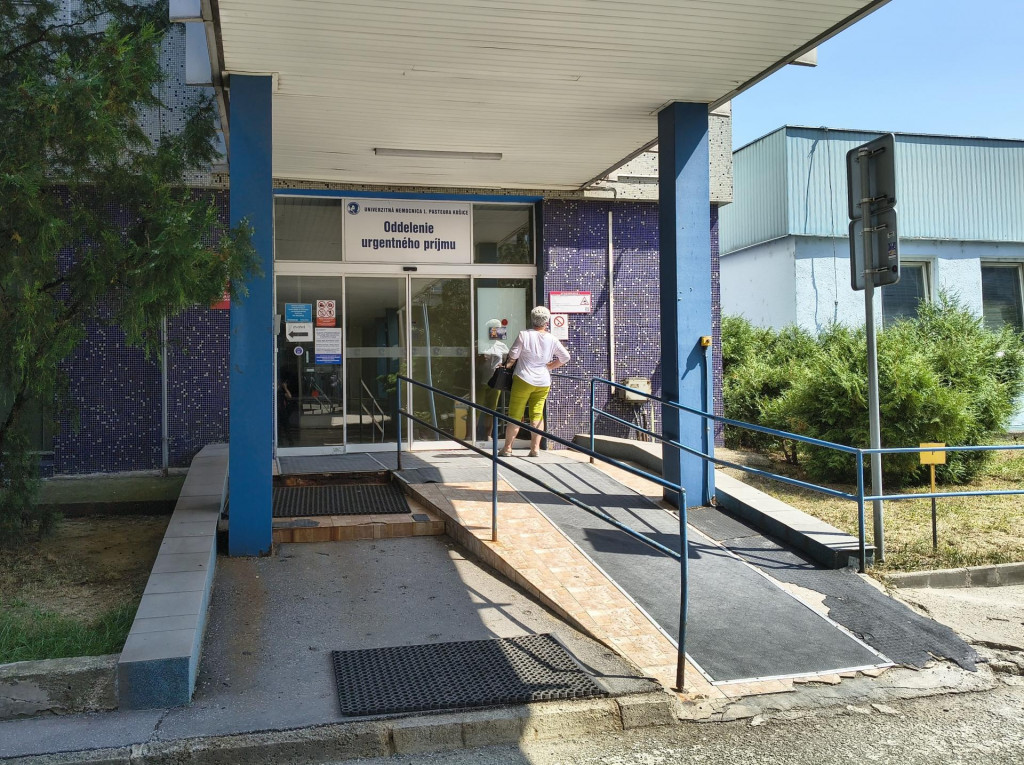 Na sn&iacute;mke vstup na urgentn&yacute; pr&iacute;jem Univerzitnej nemocnice L. Pasteura Ko&scaron;ice. FOTO: TASR/M. Holubč&iacute;k
