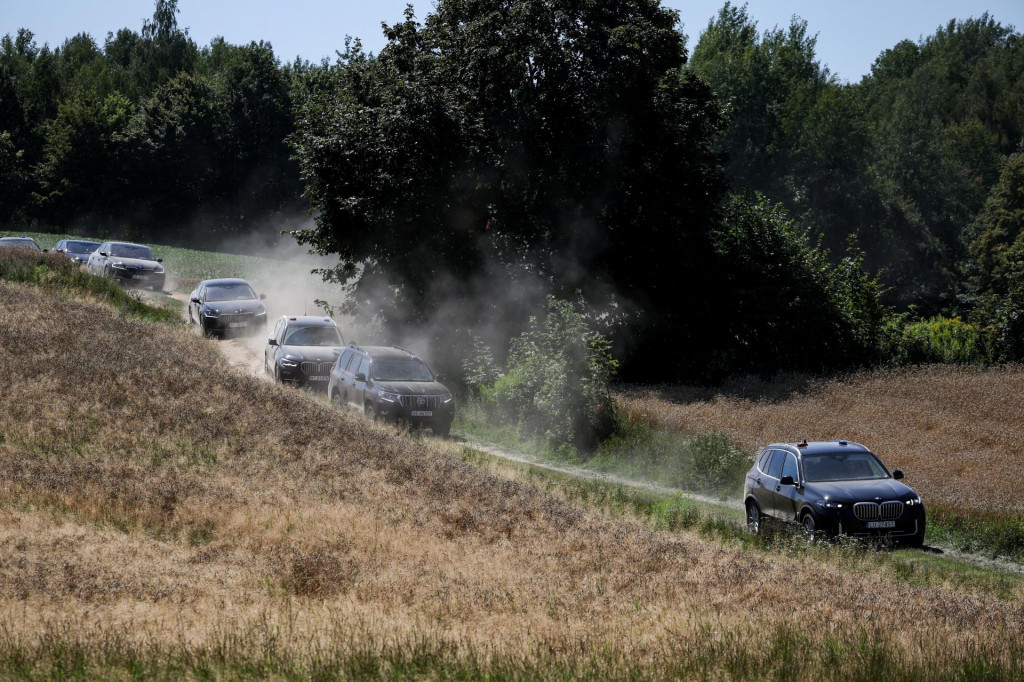 Aut&aacute; &uacute;radov prech&aacute;dzaj&uacute; k miestu kr&aacute;tera na poli, ktor&yacute; zanechal neidentifikovan&yacute; objekt, ktor&yacute; vyzer&aacute; ako rusk&aacute; raketa v Lublinskom vojvodstve v Poľsku. FOTO: Reuters