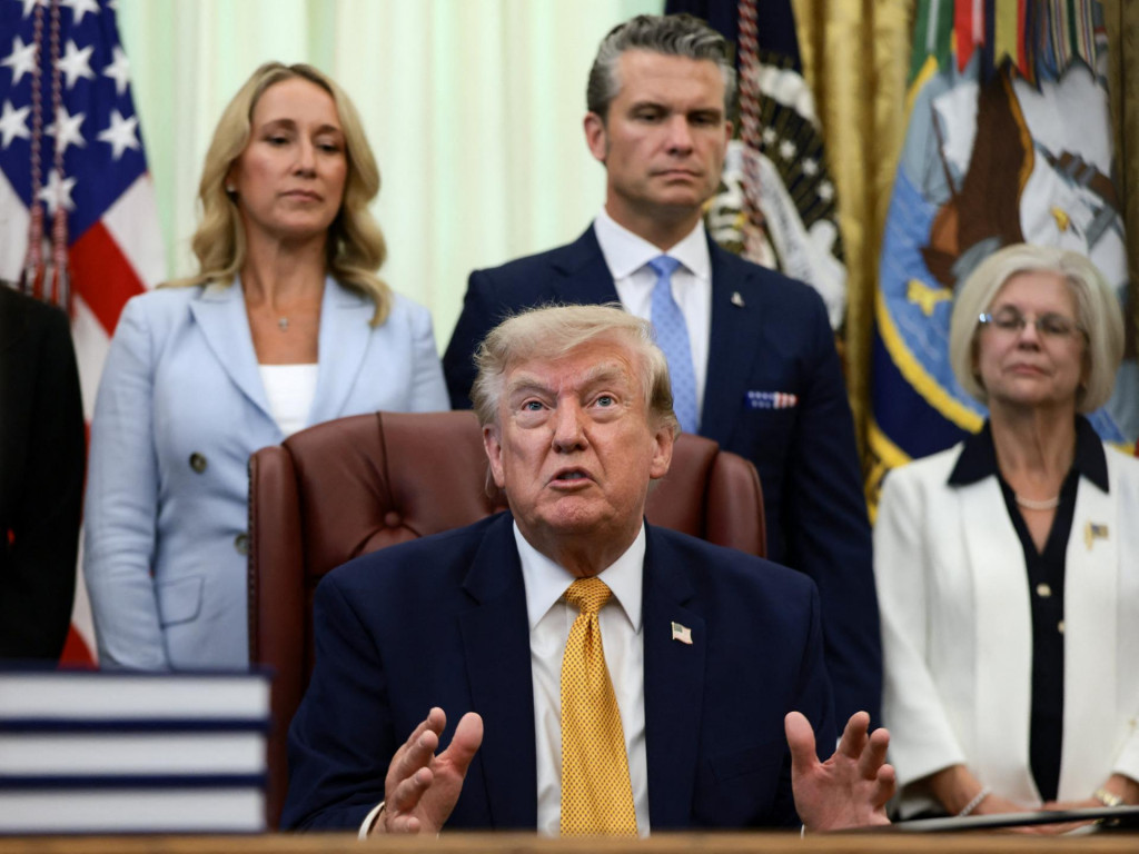 V reakcii na žiadosť o vyjadrenie koment&aacute;r Biely dom zverejnil vyhl&aacute;senie Trumpa, v ktorom tvrd&iacute;, že Spojen&eacute; &scaron;t&aacute;ty maj&uacute; &bdquo;oveľa viac mun&iacute;cie ako ktokoľvek na svete&ldquo; a &bdquo;oveľa viac, ako potrebujeme&ldquo;. FOTO: REUTERS