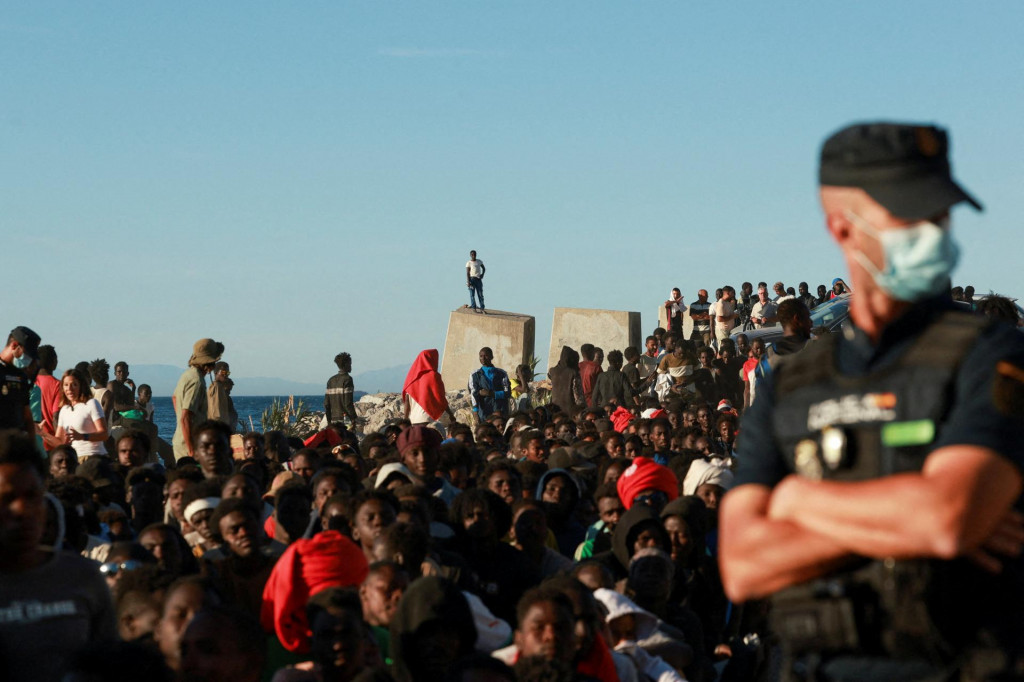 Migranti čakaj&uacute; v rade, aby dostali jedlo a n&aacute;poje od Červen&eacute;ho kr&iacute;ža. FOTO: Reuters