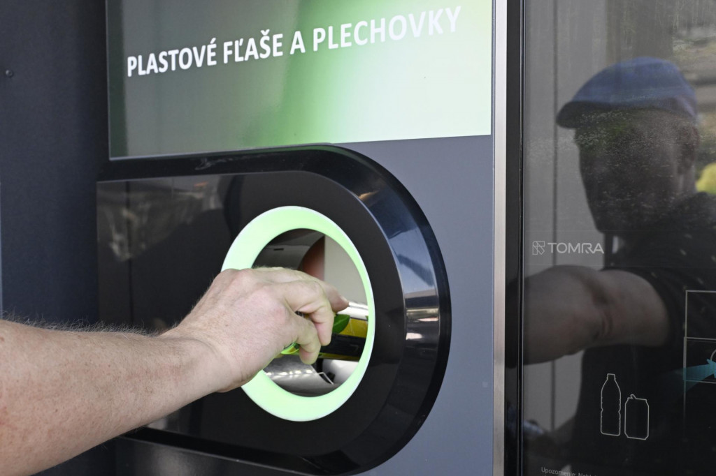 Automat pre z&aacute;lohovanie vratn&yacute;ch obalov na čerpacej stanici Slovnaft v Bratislave. FOTO: TASR/Pavel Neubauer