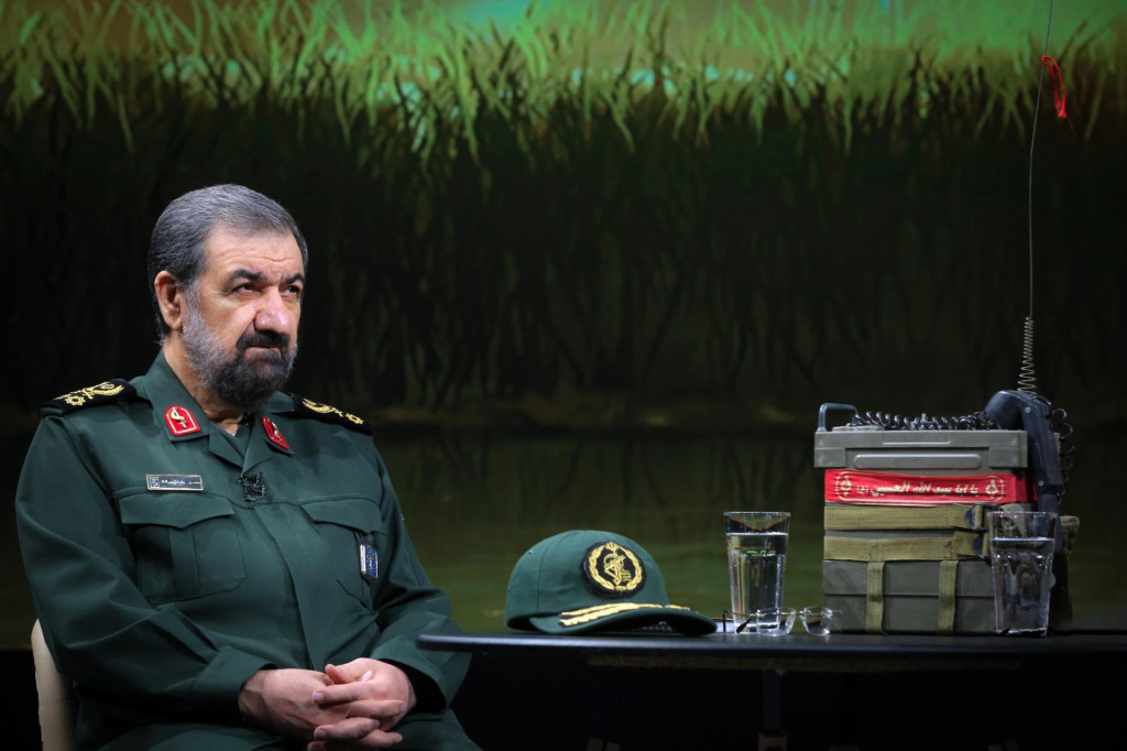 Mohsen Rez&aacute;&iacute;, vojensk&yacute; poradca najvy&scaron;&scaron;ieho vodcu Ir&aacute;nu a b&yacute;val&yacute; &scaron;&eacute;f vplyvn&yacute;ch revolučn&yacute;ch g&aacute;rd. FOTO: khamenei.ir