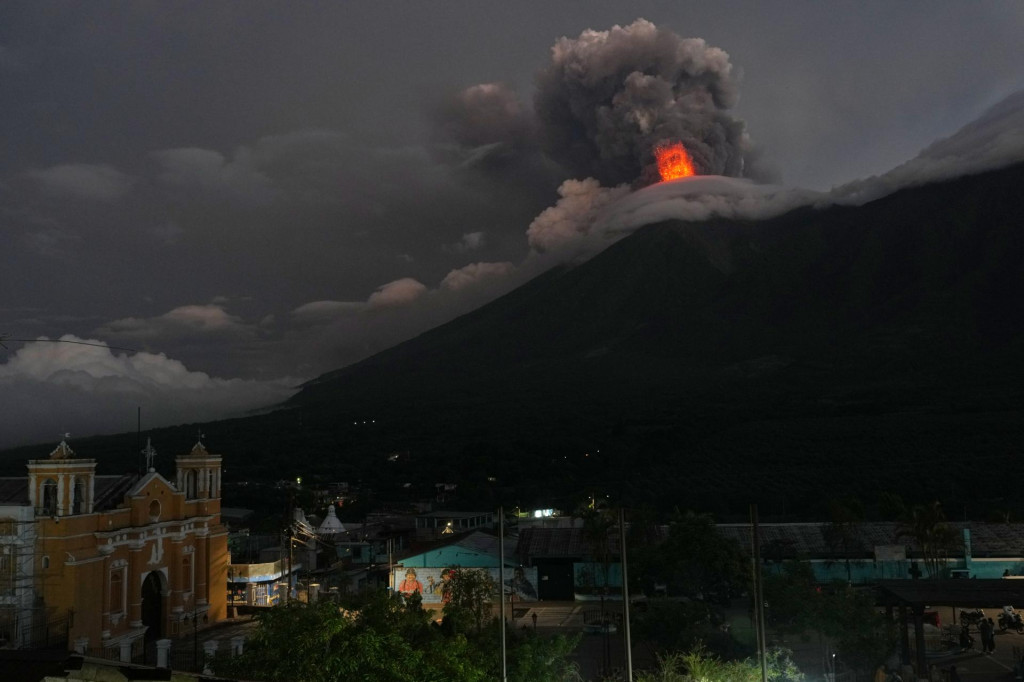 Na sn&iacute;mke hust&yacute; dym po erupcii sopky Fuego, ktor&aacute; sa nach&aacute;dza približne 35 kilometrov od hlavn&eacute;ho mesta Guatemala v utorok 4. augusta 2026. FOTO: TASR/AP