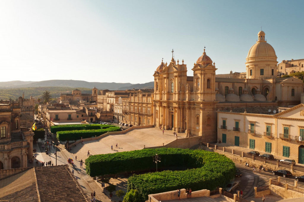 Pohľad na priečelie katedr&aacute;ly Noto, typickej pre barokov&uacute; architekt&uacute;ru v Syrak&uacute;zach na Sic&iacute;lii. FOTO: Dreamstime