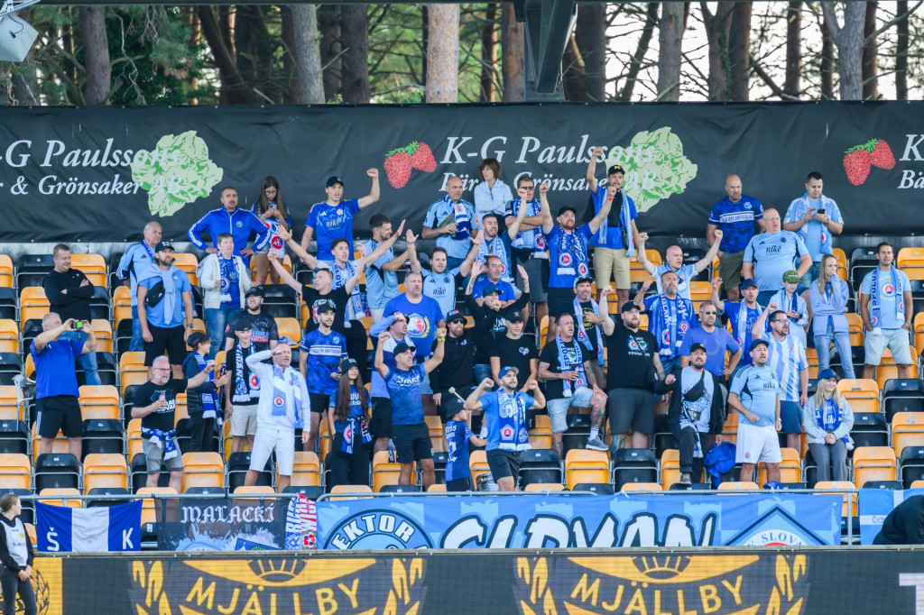 Na sn&iacute;mke fan&uacute;&scaron;ikovia Slovana prv&eacute;ho z&aacute;pasu 3. predkola Ligy majstrov Mj&auml;llby AIF - &Scaron;K Slovan Bratislava vo &scaron;v&eacute;dskom H&auml;lleviku. FOTO: TASR/Jaroslav Nov&aacute;k