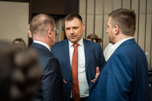 Ministrovi životn&eacute;ho prostredia Tom&aacute;&scaron;ovi Tarabovi &scaron;t&aacute;tny tajomn&iacute;k Filip Kuffa už v rezorte d&yacute;cha na krk. FOTO: &Uacute;rad vl&aacute;dy SR