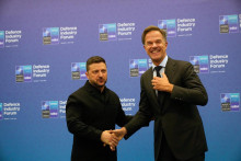 Gener&aacute;lny tajomn&iacute;k NATO Mark Rutte (vpravo) a ukrajinsk&yacute; prezident Volodymyr Zelenskyj. FOTO: TASR/AP