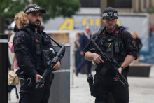 Pol&iacute;cia uviedla, že policajti na mieste zaistili nožnice a že 47-ročn&aacute; žena bola zatknut&aacute; pre podozrenie z držby &uacute;točnej zbrane a napadnutia. FOTO: REUTERS