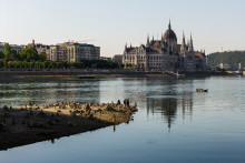 Pohľad z dronu ukazuje ľud&iacute; kr&aacute;čaj&uacute;cich pri &uacute;p&auml;t&iacute; piliera Margar&eacute;tinho mosta v Budape&scaron;ti, odhalen&eacute;ho n&iacute;zkou hladinou Dunaja. FOTO: Reuters