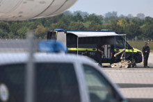 Policajn&iacute; kriminalisti sa pripravuj&uacute; na nasadenie robota na likvid&aacute;ciu v&yacute;bu&scaron;n&iacute;n v bl&iacute;zkosti ukrajinsk&eacute;ho lietadla na Letisku Lipsko/Halle v nemeckom Schkeuditze. FOTO: TASR/AP