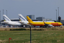 N&aacute;kladn&eacute; lietadlo DHL a ukrajinsk&eacute; n&aacute;kladn&eacute; lietadl&aacute; Antonov na letisku Lipsko/Halle. FOTO: Reuters