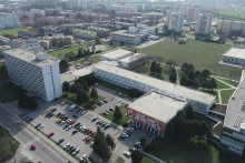 Na sn&iacute;mke je Materi&aacute;lovotechnologick&aacute; fakulta STU so s&iacute;dlom v Trnave.

FOTO: stuba.sk